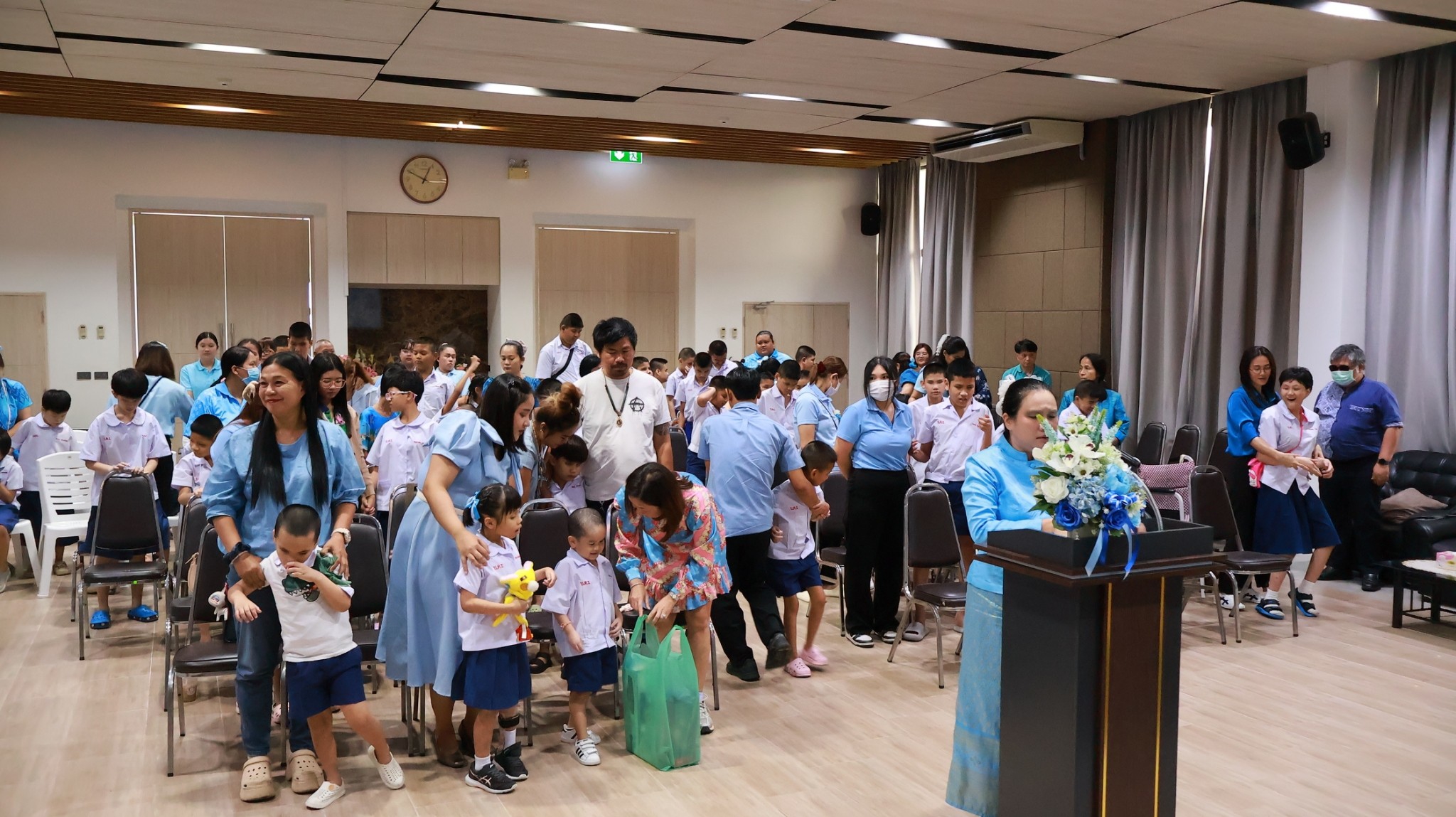 ทางโรงเรียนบ้านเด็กรามอินทราได้จัดกิจกรรมวันแม่แห่งชาติ เพื่อให้น้องๆ ได้แสดงความรัก ความกตัญญูต่อคุณแม่ และผู้ปกครองที่มาร่วมงาน บรรยากาศเต็มไปด้วยรอยยิ้ม ความอบอุ่น และความประทับใจ 